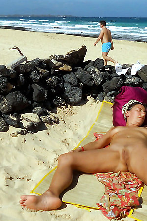 Beach girls and men, they a fully nude