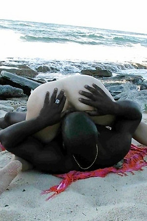 Beach girls and men, they a fully nude