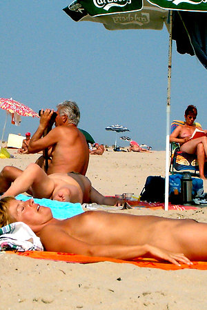 Nude girls sunbathes nude